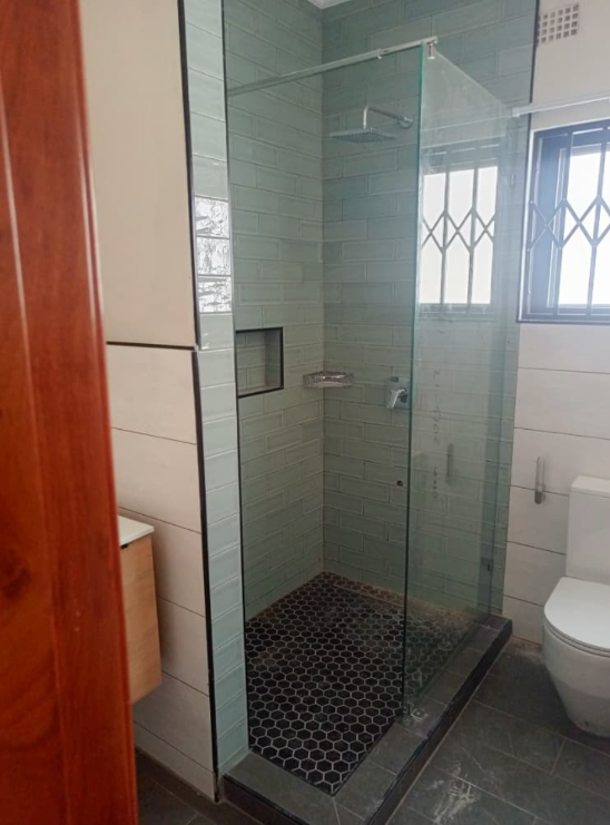 Frameless shower Screens